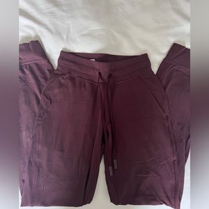 Lululemon align joggers maroon in perfect condition barely worn size 2